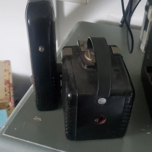 4 VINTAGEDIFFERENT CAMERAS, FROM: Kodak BROWNIE,JUNIOR #3, STELO.